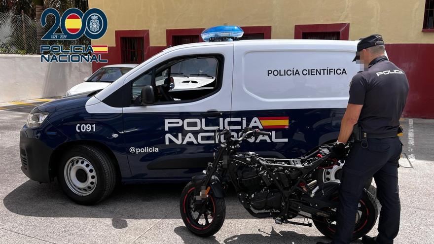 Mete una moto en una furgoneta y la roba en plena calle en Canarias