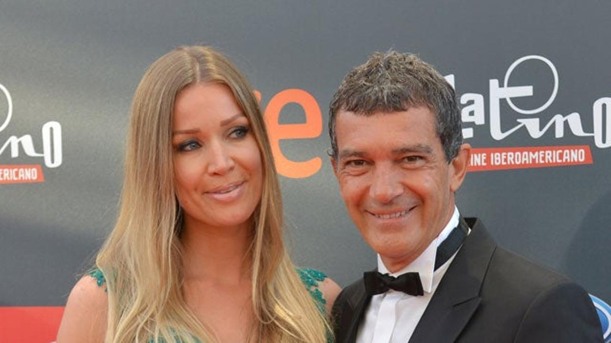 Antonio Banderas junto a Nicole Kimpel en la alfombra roja de los Premios Platino 2015