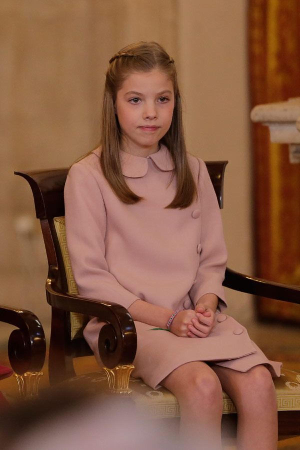 Look de la infanta Sofía en la ceremonia en la que la princesa Leonor ha recibido el Toisón de Oro