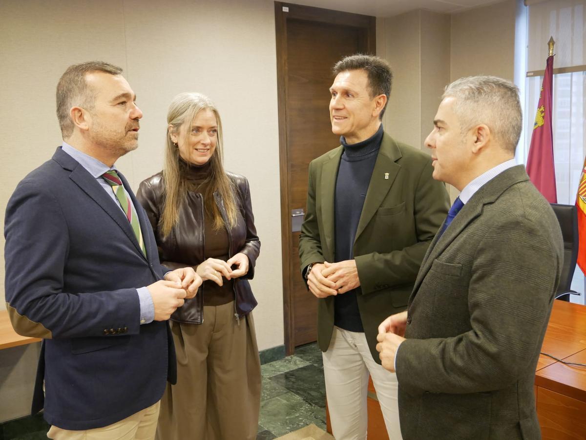 Diputados del PP charlan en la Asamblea antes de que empiece la comisión.