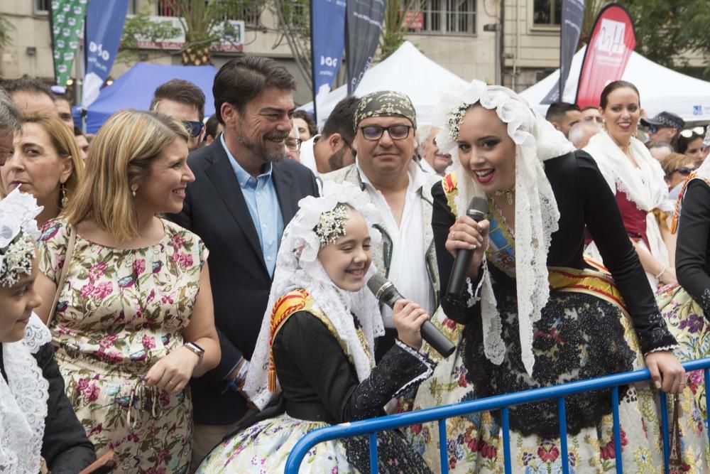 La sexta mascletà del concurso ofrece un espectáculo monótono, con un intenso final terrestre simultáneo que envuelve la plaza