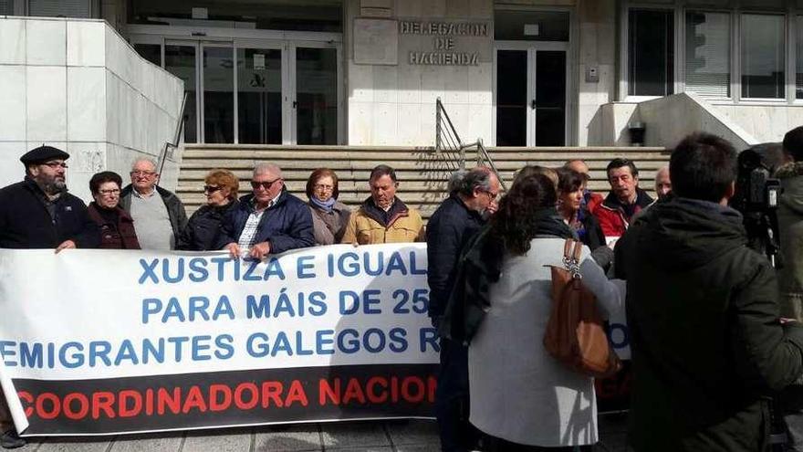 Protesta del colectivo de emigrantes retornados y del BNG, ayer, en Vigo.