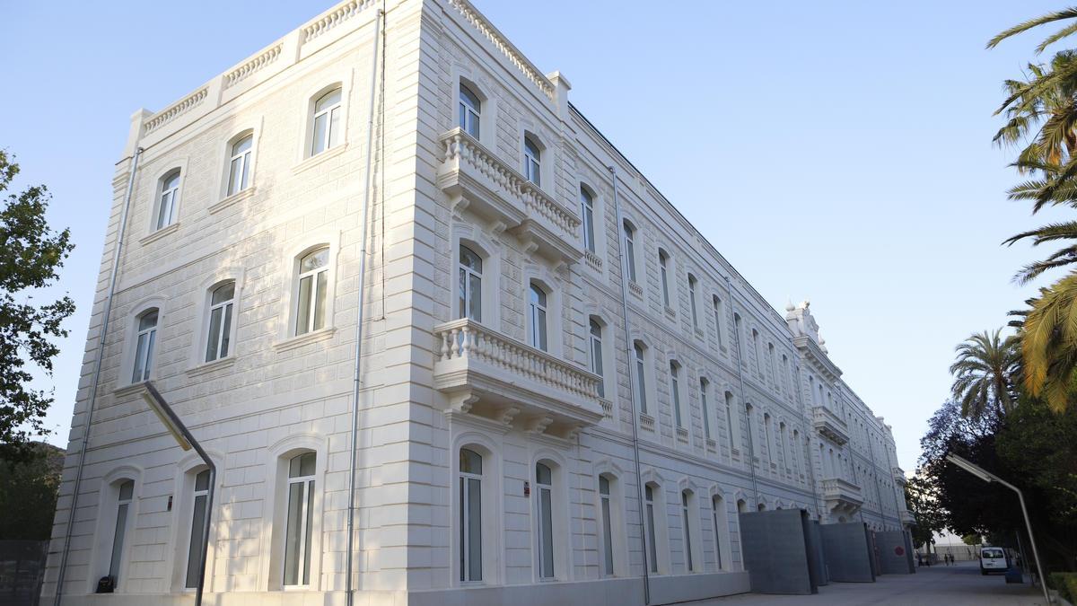 Edificio principal del Campus, anterior cuartel del Regimiento Mallorca 13-
