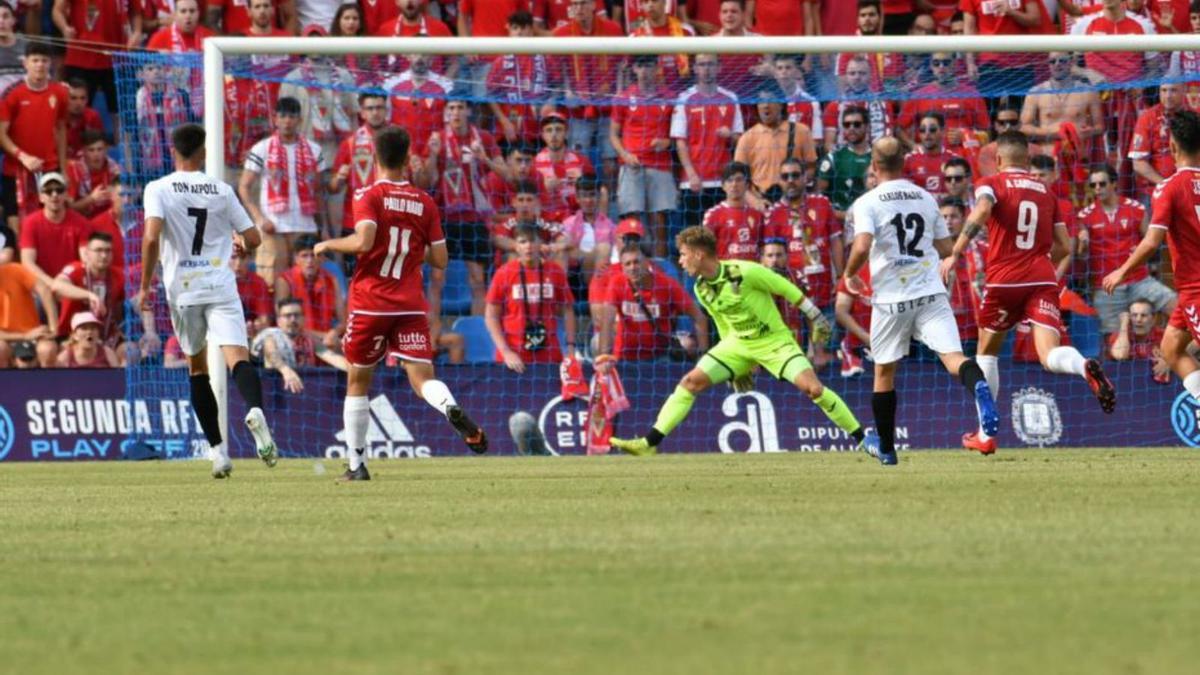 Una ocasión del Real Murcia en el área de la Peña.