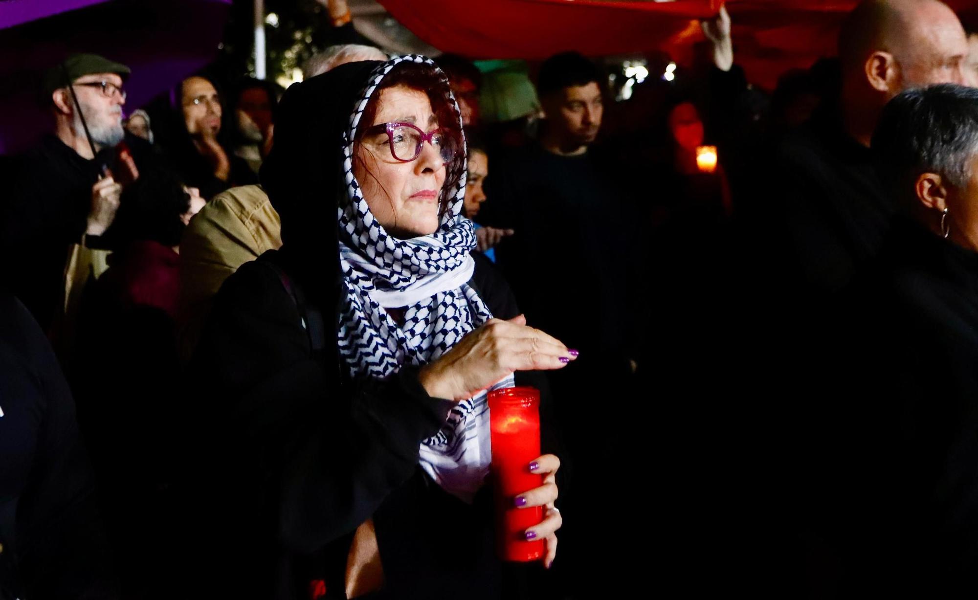 Una marcha con antorchas recorre los pueblos de l'Horta Sud entre gritos contra Mazón