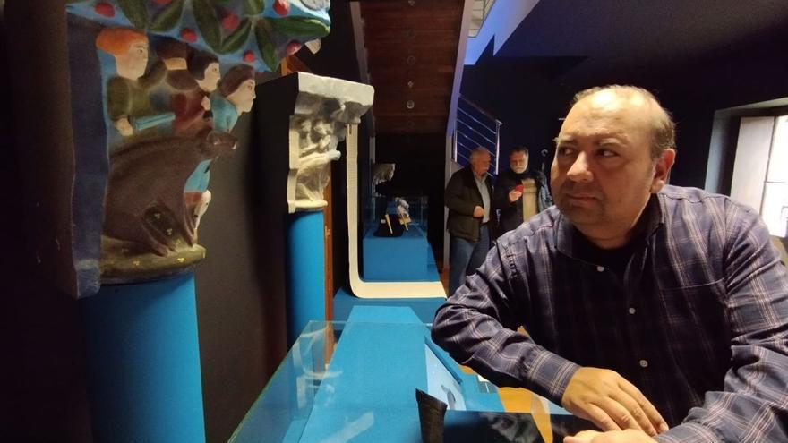 Fernando Oliva xunto al capitel recreáu. | M. Á. G.