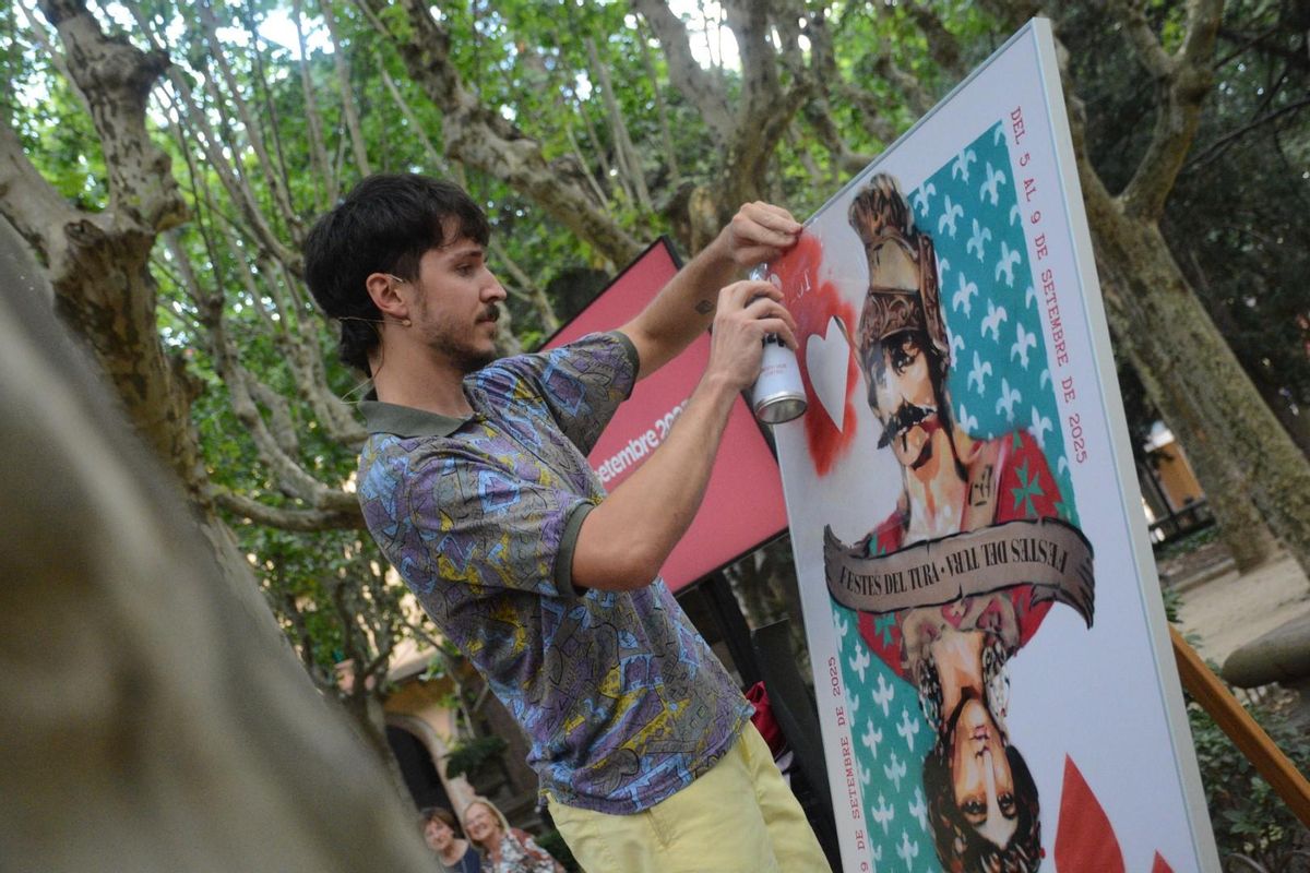 L'artista, Rice, acabant el disseny durant la presentació del cartell.