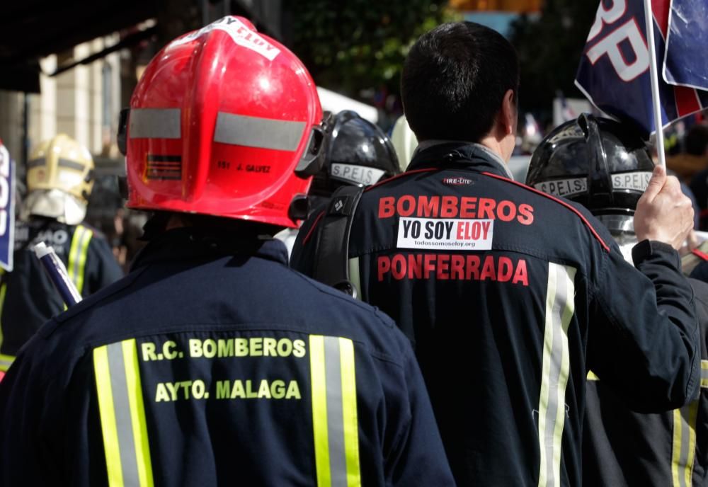 Manifestación de bomberos de toda España en Oviedo por Eloy Palacio