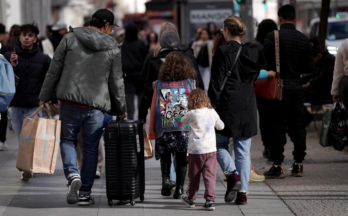 Es habitual ver a turistas latinoamericanos pasean con bolsas de ropa y maletas nuevas por las zonas más comerciales de Madrid.