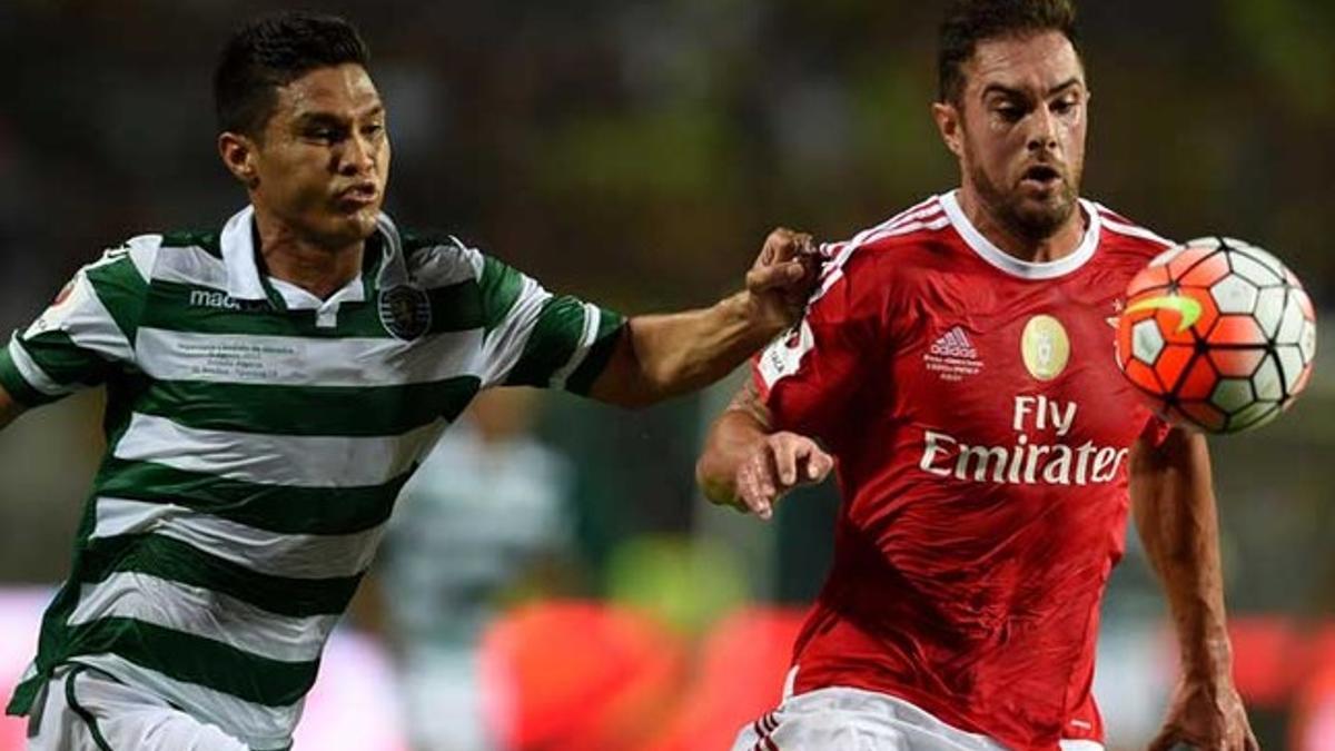 El jugador del Sporting Teo Gutierres (izquierda) y el del Benfica Jardel durante la final de la Supercopa portuguesa el pasado 9 de agosto