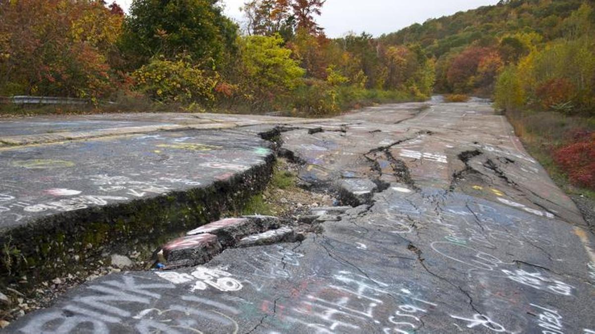 una carretera agrietada por el incendio subterraneo