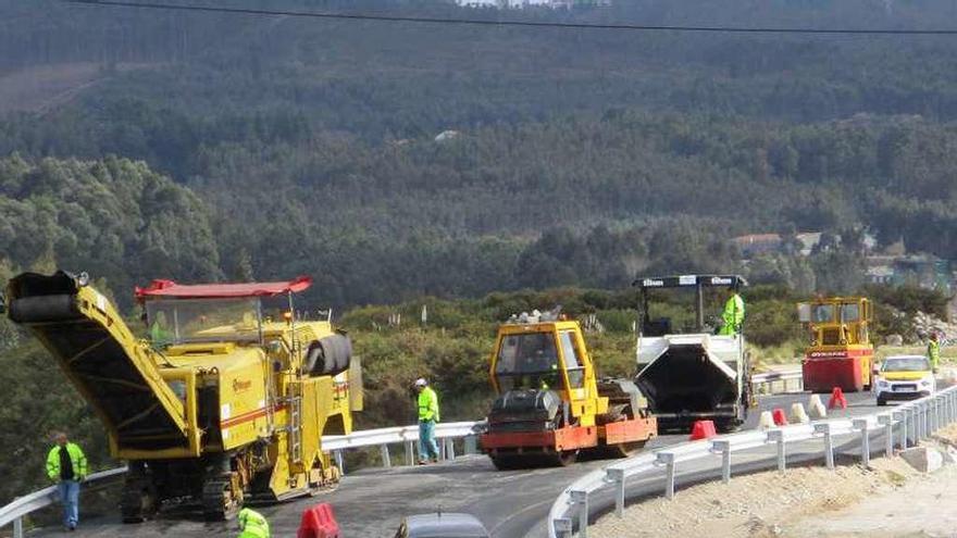 Obras para reparar una carretera de la parroquia de Morás.