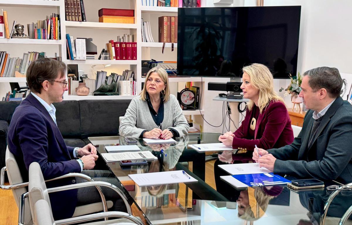 Reunión de la alcaldesa de Xirivella, Paqui Bartual con la consellera de Educación, Mª Carmen Ortí