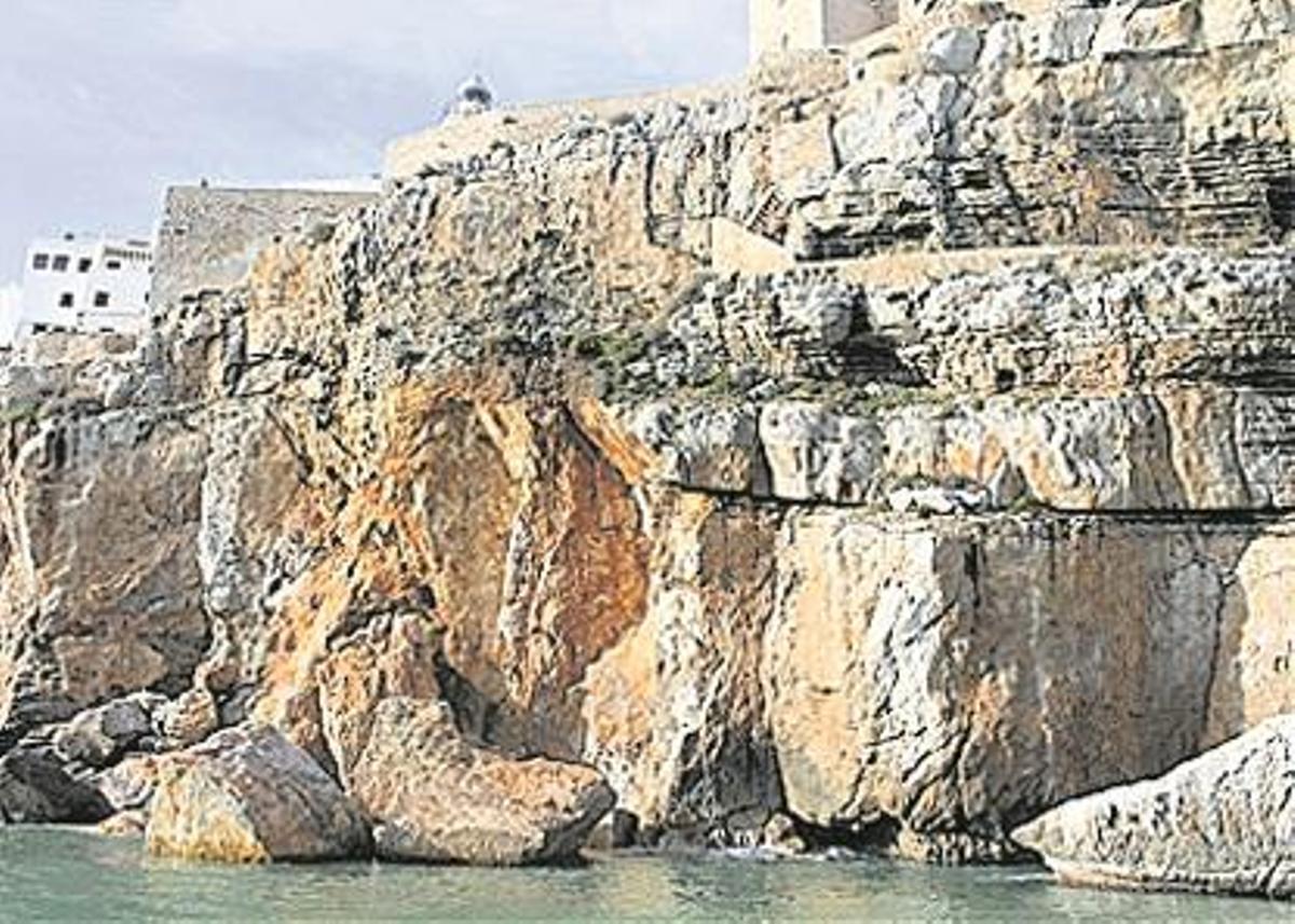 El tómbolo del castillo resiste el embiste de ‘Gloria’