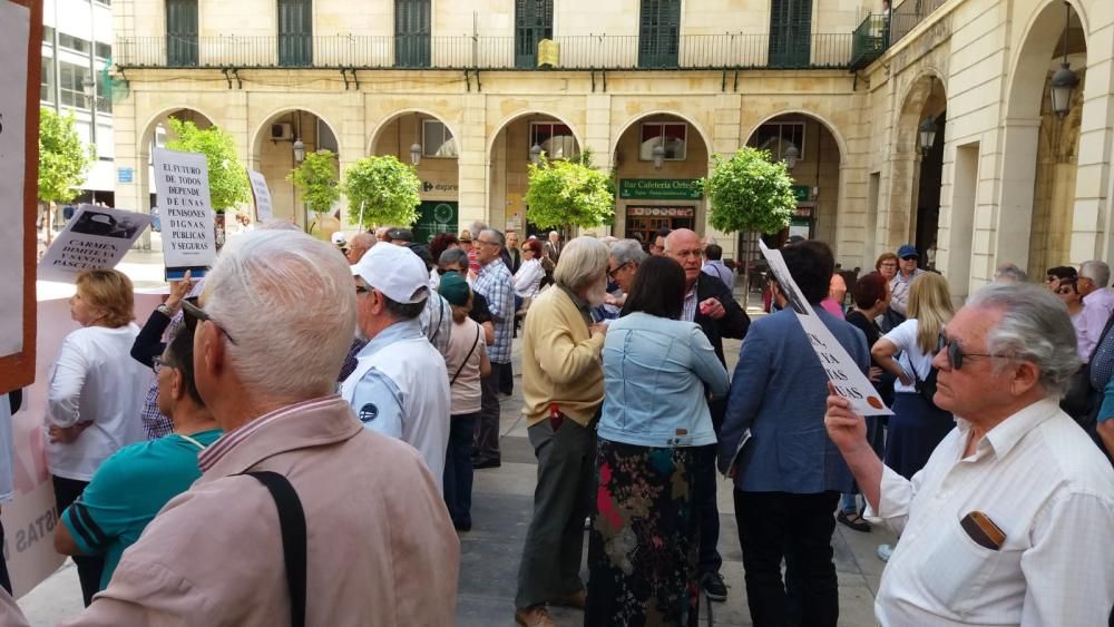 Un momento de la concentración de pensionistas en la plaza del Ayuntamiento