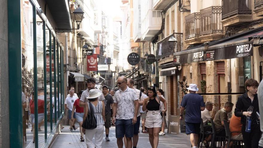 La caída de pisos turísticos se ralentiza en A Coruña a un año de la ordenanza, mientras en Vigo se desploman