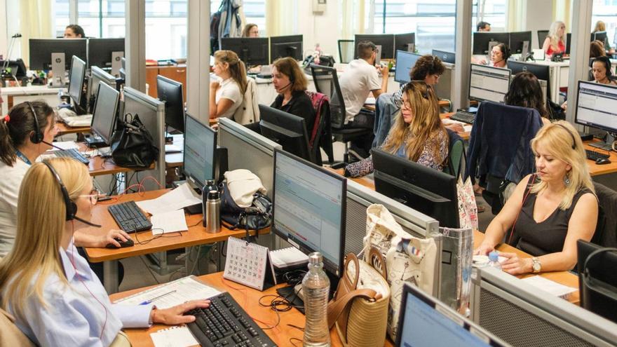 Personal del 012 durante una jornada de trabajo en la sede del servicio en Tenerife. | | ANDRÉS GUTIÉRREZ TABERNE