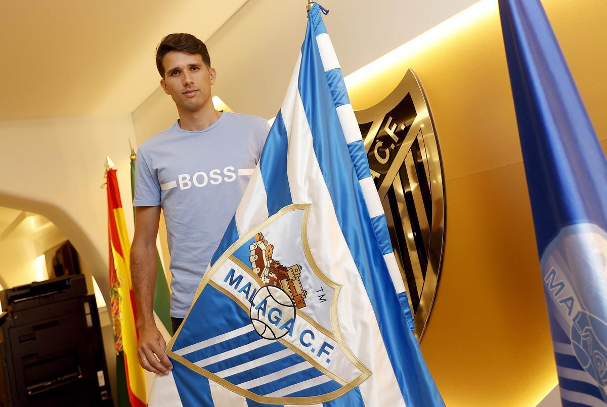 Juanpe llega con galones al Málaga CF, por el que firma tres temporadas ampliables a dos más.