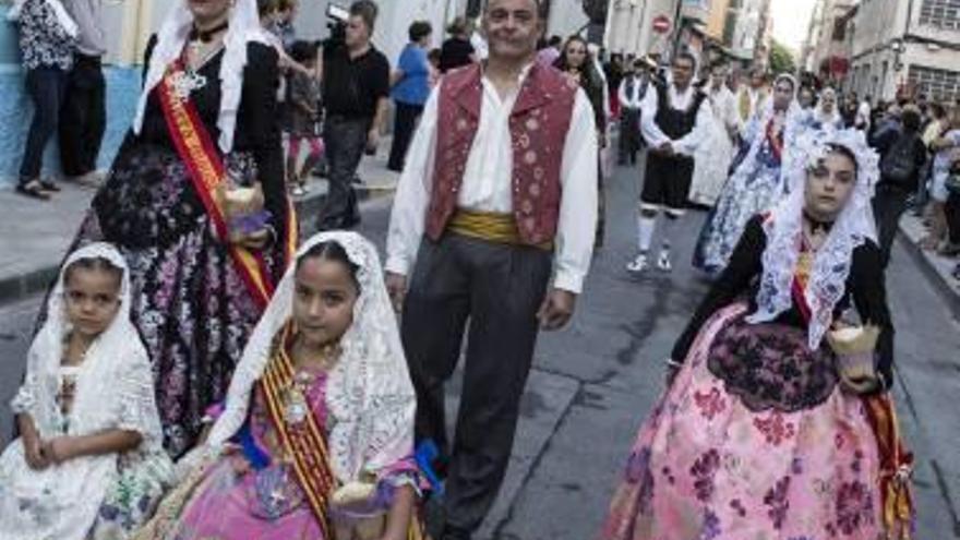 Varios momentos de la procesión de los Santos Falleros, San Crispín y San Crispiniano ayer a media tarde por las calles de la ciudad.