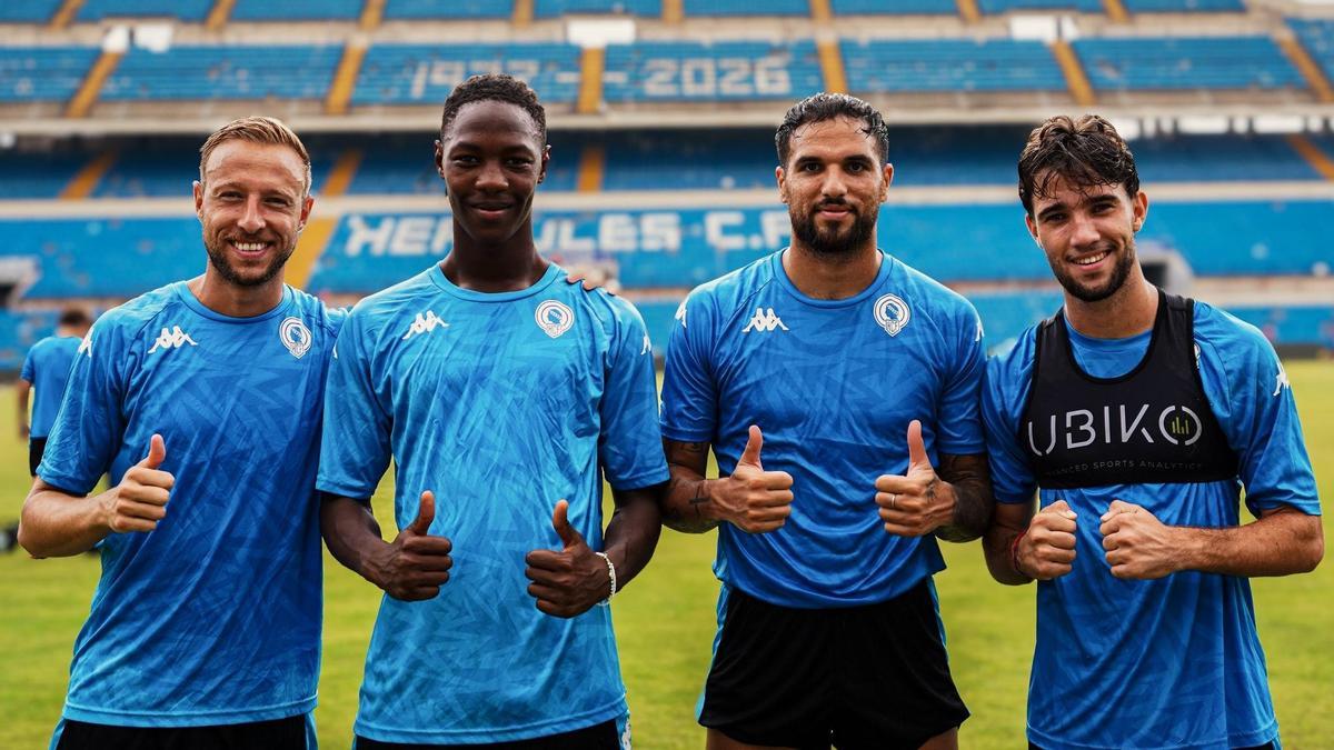 Víctor Narro, Pepe Traoré, Toñín Cortés y Guti, ganadores de uno de los ejercicios en grupo de este final de semana con entrenamiento en el Rico Pérez.