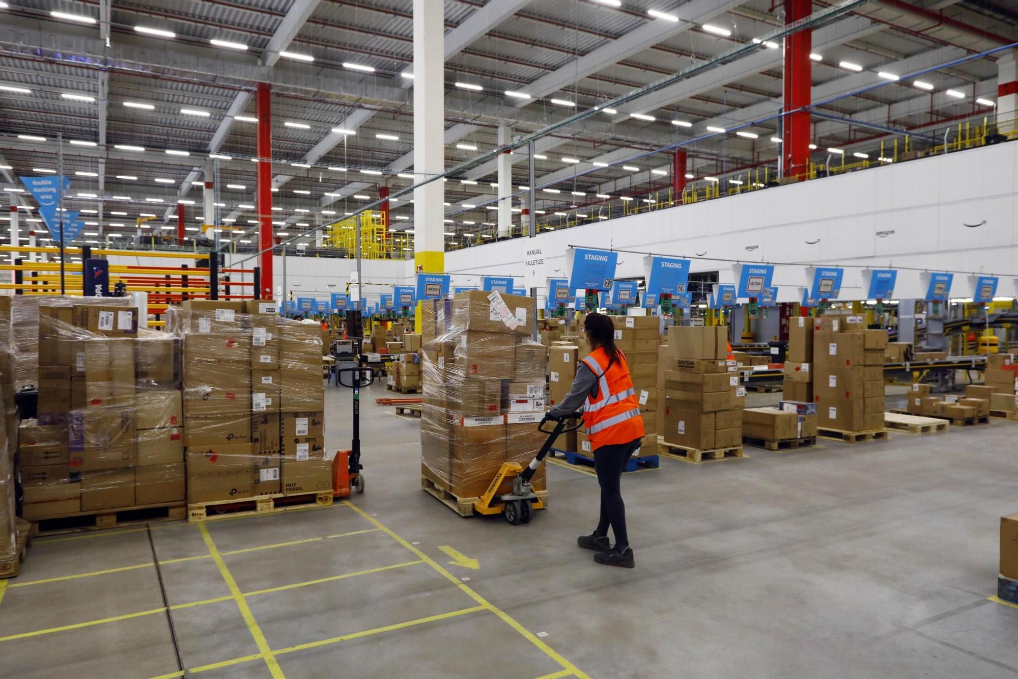 EN IMÁGENES | Así se trabaja en el gran centro de mercancías de Amazon en Zaragoza a las puertas del Black Friday