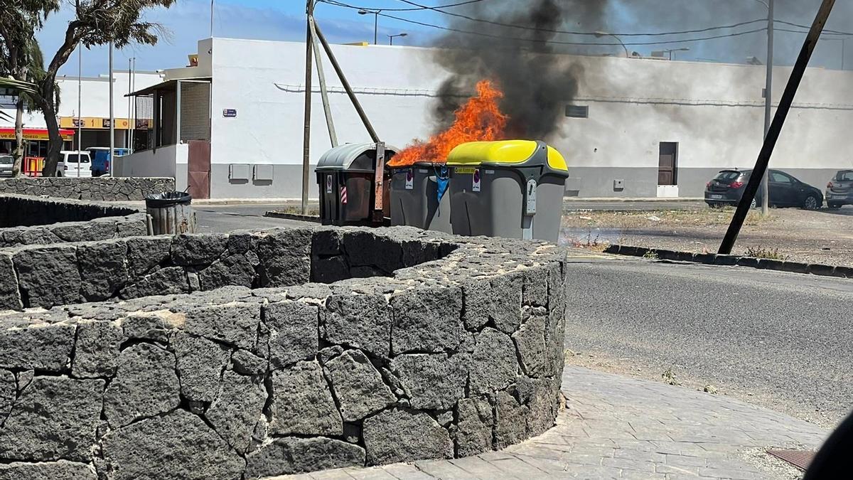 El contenedor de papel, en llamas, en la calle Pablo Picasso de Arrecife, este lunes.