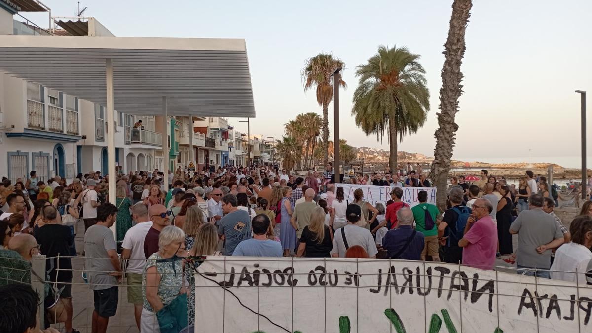 Otra vista parcial de la concentración este domingo en el paseo marítimo en obras de Pedregalejo.