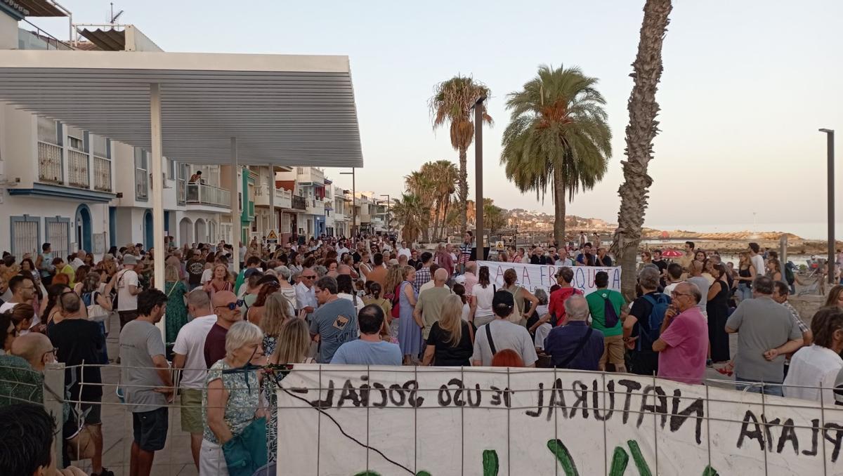 Otra vista parcial de la concentración este domingo en el paseo marítimo en obras de Pedregalejo.