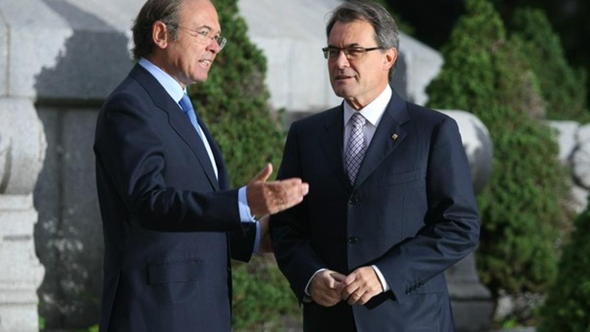 El presidente del Senado, Pío García-Escudero, recibe a Artur Mas, a su llegada a la Conferencia de Presidentes, este martes.