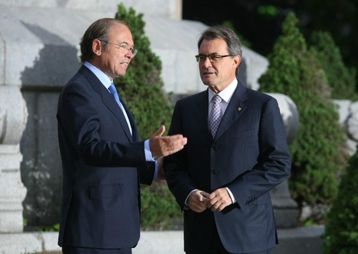 El president del Senat, Pío García-Escudero, rep Artur Mas, a l’arribar a la Conferència de Presidents, aquest dimarts. El president del Senat, Pío García-Escudero, rep Artur Mas, a l’arribar a la Conferència de Presidents, aquest dimarts.