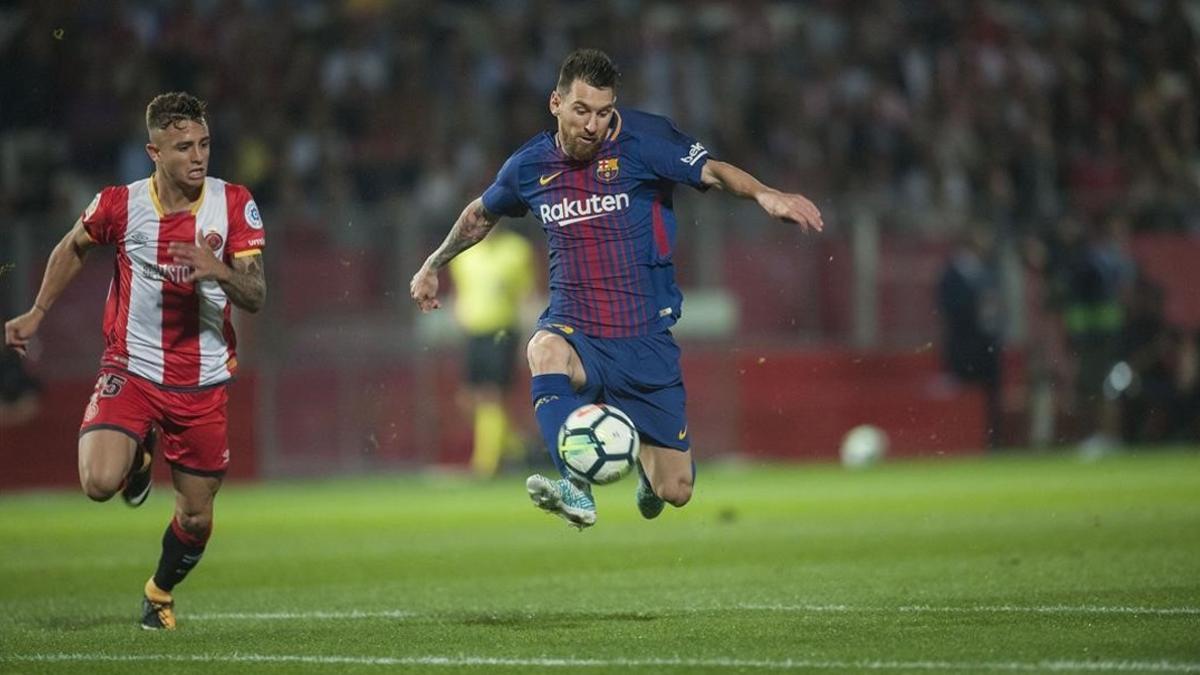 Messi perseguido por Messi en el derbi de Montilivi.