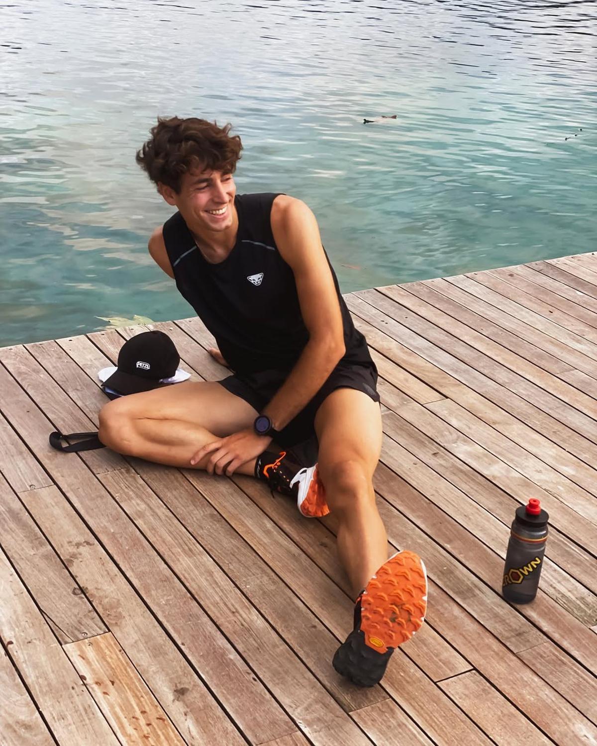 Una foto d’Oriol Cardona vestit d’esport a l’estany de Banyoles.