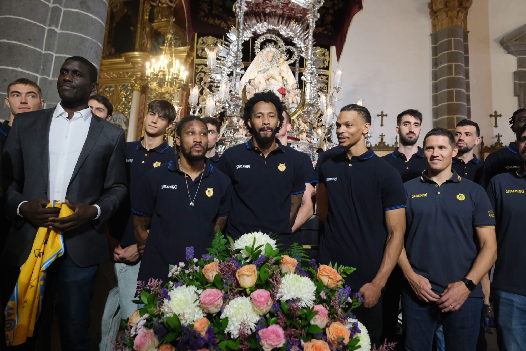 La plantilla del CB Gran Canaria visita a la Virgen del Pino