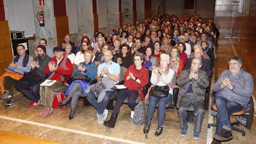 El público asistente a la conferencia de Club FARO, que llenó la sala del Auditorio do Areal. // R. Grobas