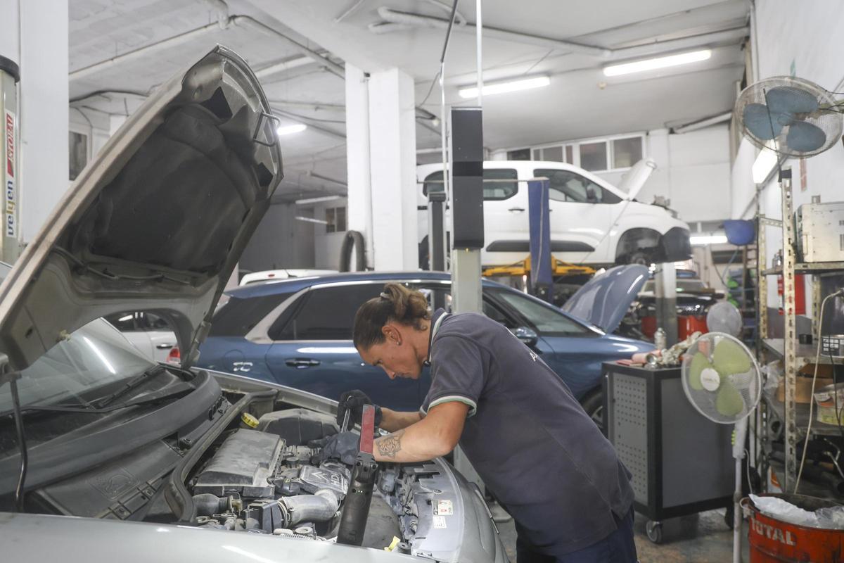 Los mecánicos, junto a los electricistas o los carpinteros, siguen entre las ocupaciones que más incorporaciones de trabajadores requieren.
