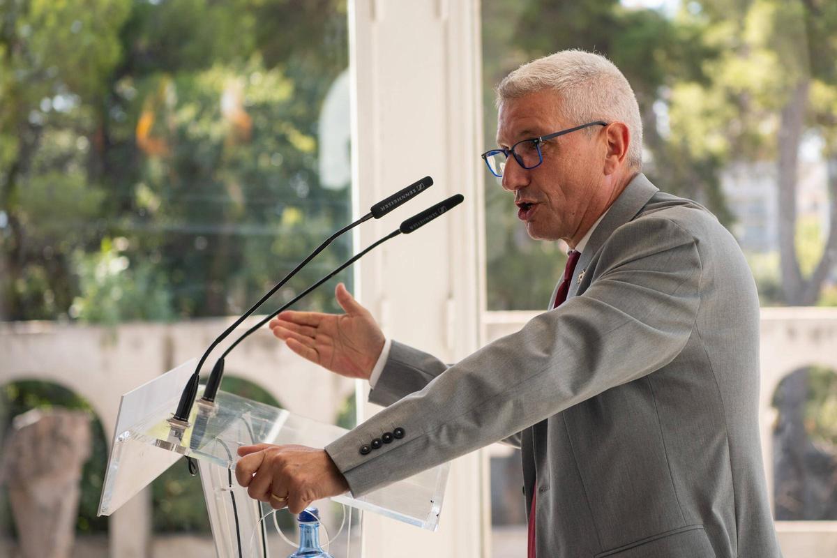 El alcalde de Esplugues, Eduard Sanz, en una rueda de prensa en el Espai Corberó en el marco de los avances del futuro Campus Clínic.