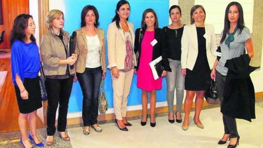 Reunión de representantes de &quot;Executivas de Galicia&quot;, como Diana Otero (3ªd.), con la presidenta del Parlamento de Galicia, Pilar Rojo.