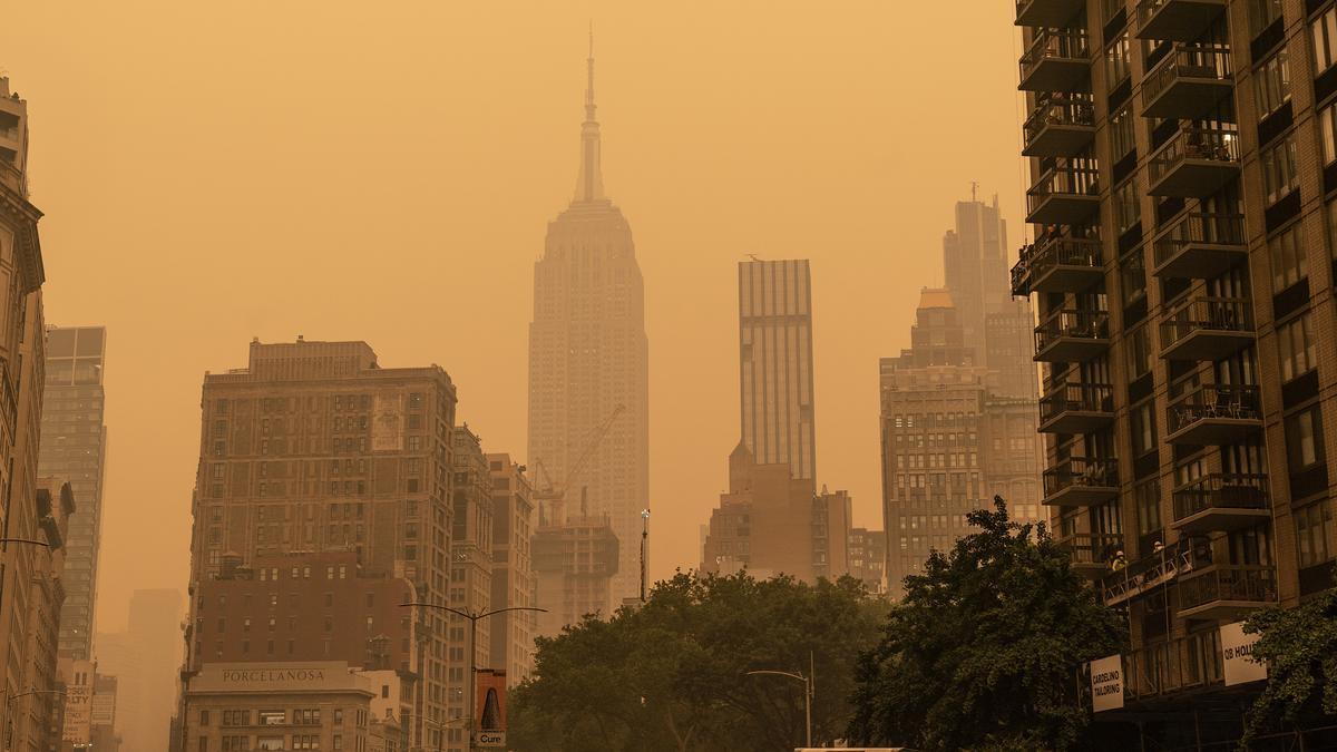 Imagen de archivo de la columna de humo que ha teñido de naranja el cielo de Nueva York raíz de los incendios en Canadá.