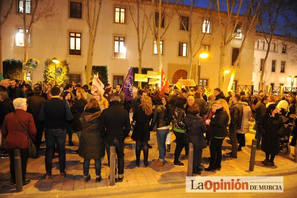 Varios centenares de manifestantes rechazan el concierto de Bachillerato y FP