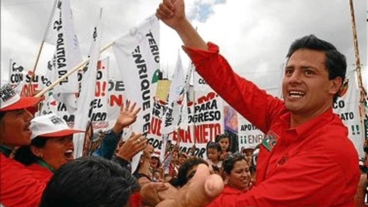 Ambición. Enrique Peña saluda a sus simpatizantes durante un mitin en Cuautitlán Izcalli.