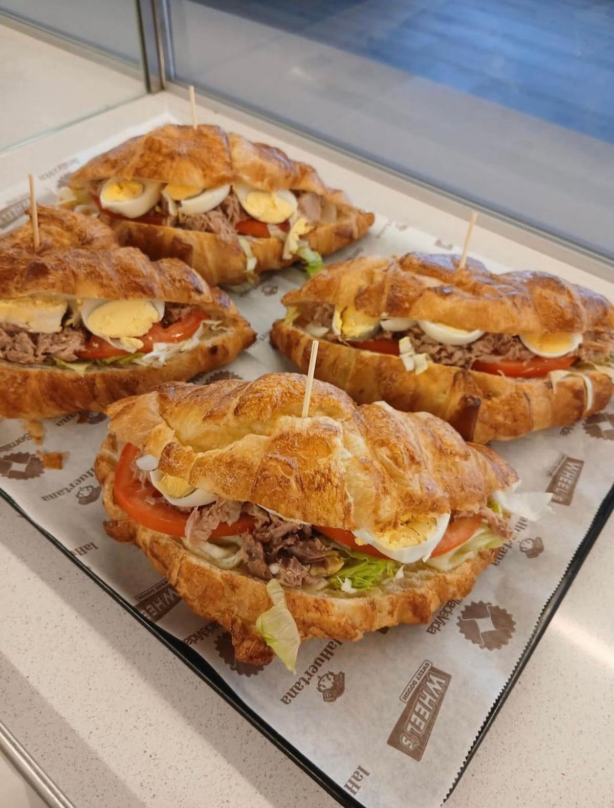 Sus croasanes, otra de las ofertas saladas del local.