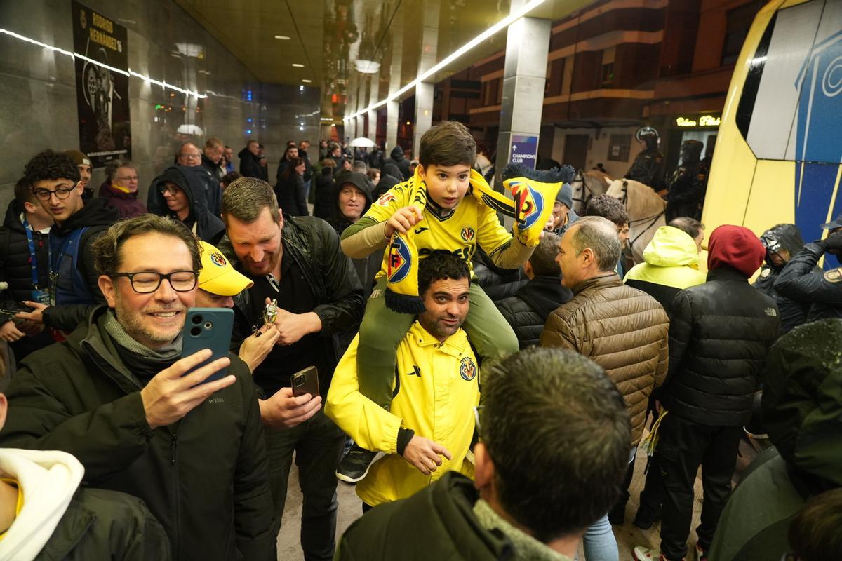 Galería: La lluvia no impide a la afición amarilla perderse el Villarreal-Ajax