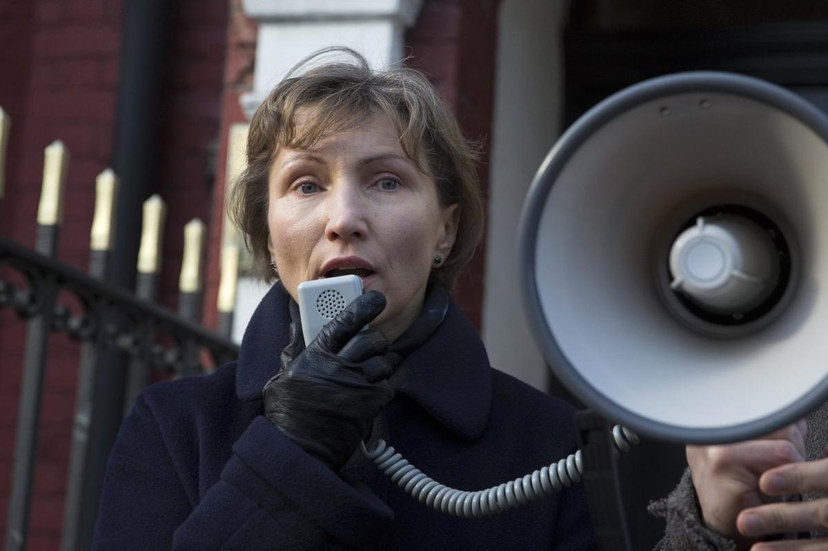 Marina Litvinenko, the widow of murdered KGB agent Alexander Litvinenko, speaks during a demonstration in support of Boris Nemtsov, former deputy prime minister of Russia and prominent critic of Vladimir Putin, outside the Russian Embassy in London March 01, 2015. Nemstov was murdered two days ago as he walked across a bridge near the Kremlin in Moscow. REUTERS/Neil Hall (BRITAIN - Tags: CRIME LAW POLITICS TPX IMAGES OF THE DAY)