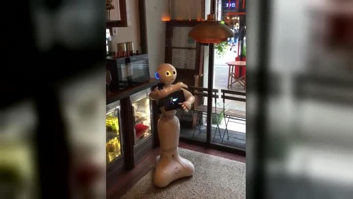 Pi se arranca a bailar ’La Macarena’ en un restaurante. 