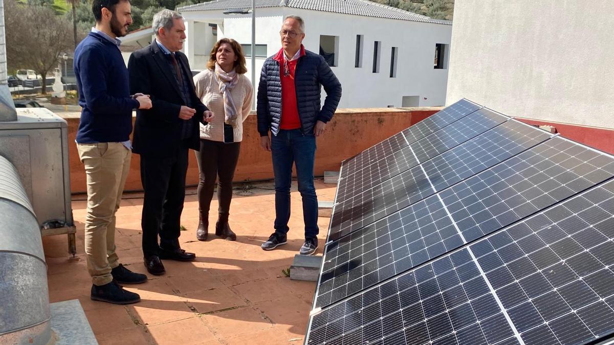 El alcalde de Nueva Carteya visita los nuevos sistemas de bioclimatización de los centros educativos.