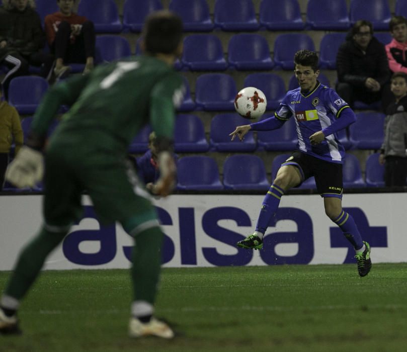 Dos errores del meta gaditano condenan al Hércules en su mejor partido de la temporada.