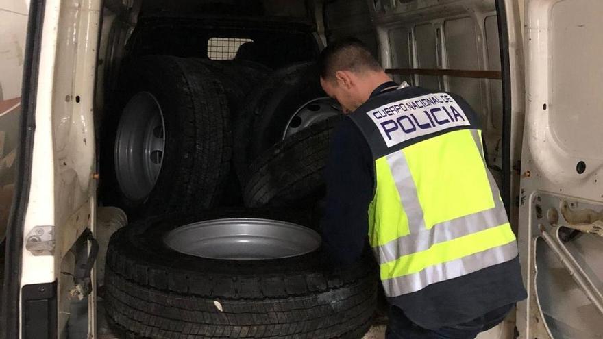 Un agente carga alguna de las ruedas intervenidas en una furgoneta