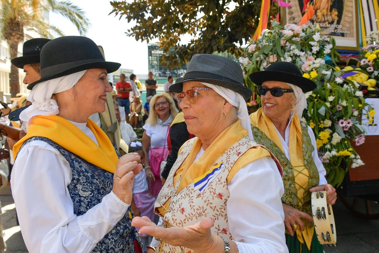 Una romería con bikini en Las Palmas de Gran Canaria