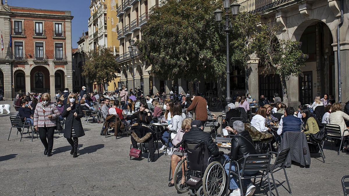 Terrazas de la Plaza Mayor, ayer al mediodía. | Emilio Fraile