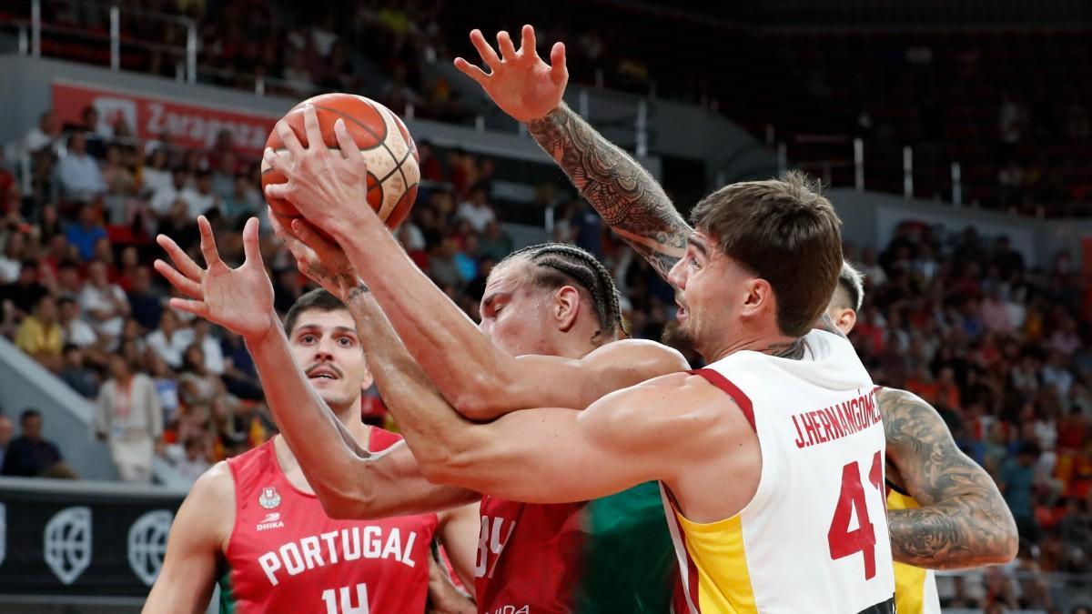 Ruben Prey y Juancho Hernangómez, en la lucha por un balón